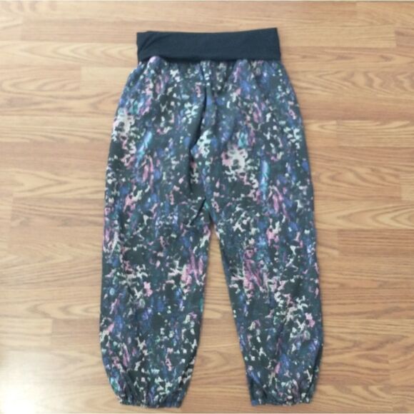 Lululemon Om Pant Floral Sport Black Multi 4 - Picture 3 of 3